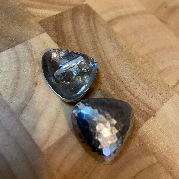 * Vintage clip-on earrings silver tone hammered detail Rounded Triangle 1980 - Picture 4 of 5